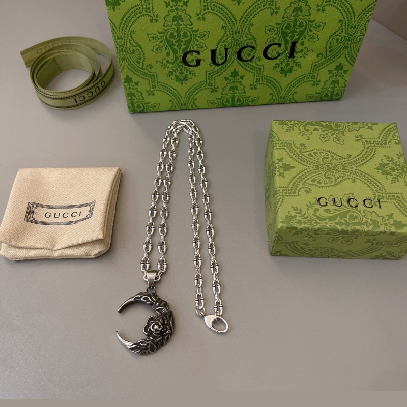 G*u*i necklaces